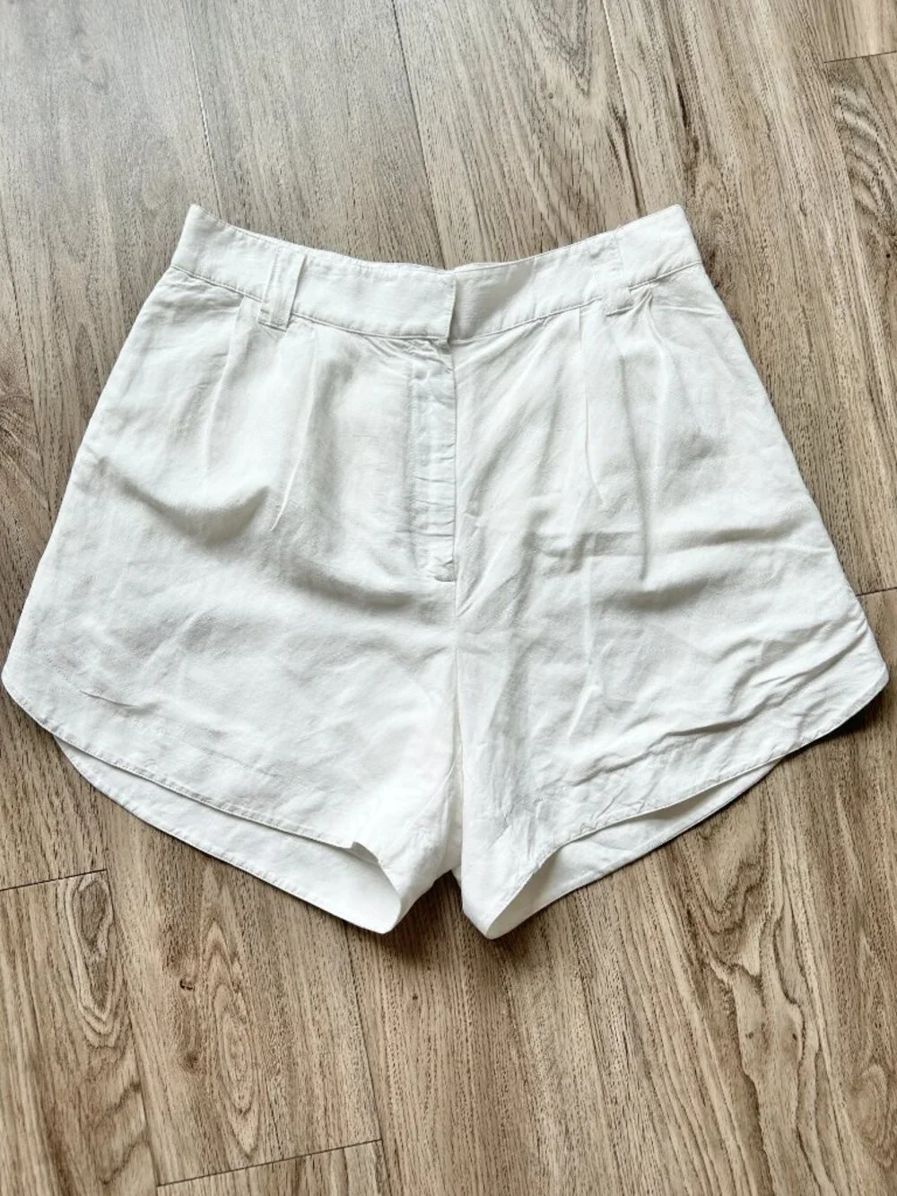 G. Label by Goop High Waisted Edlin Tailored Linen Shorts in White Size 8 - Picture 3 of 10